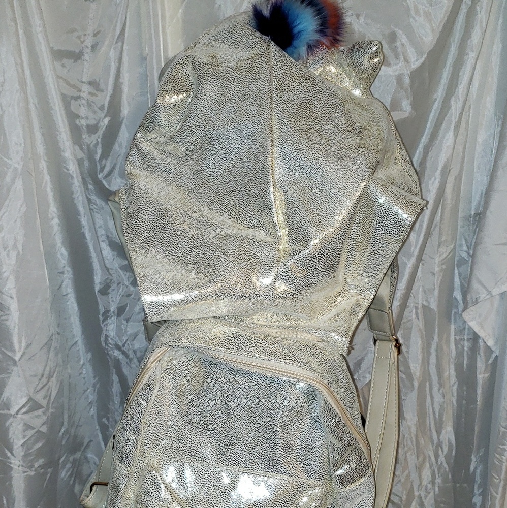Backpack - Picture 3 of 6
